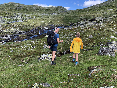På vei innover i Breiddalen. Fossdalsvatnet ligger oppe ved skaret i midten på bildet