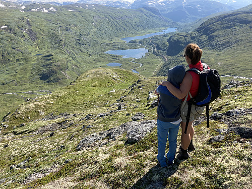 Ytterst på Upsete-eggi kan vi skimte Varden ut mot dalen på haugen nedenfor