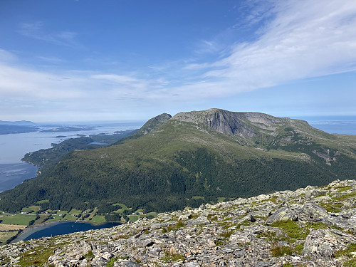 Sør-Norges nest høyeste øytopp ligger på naboøya Tustna 