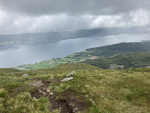 Underveis til toppen er det fin utsikt tilbake til Mork og Kvernesfjorden