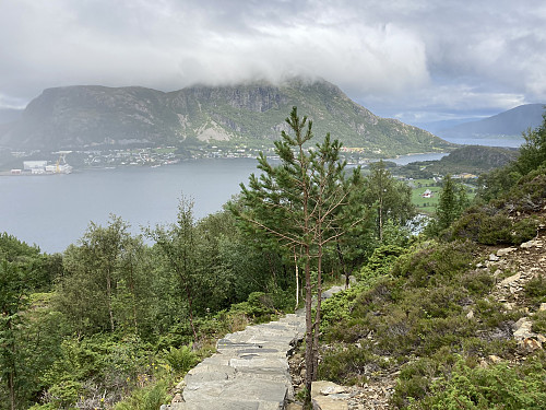 Fine trapper på vei opp mot Bløkallen