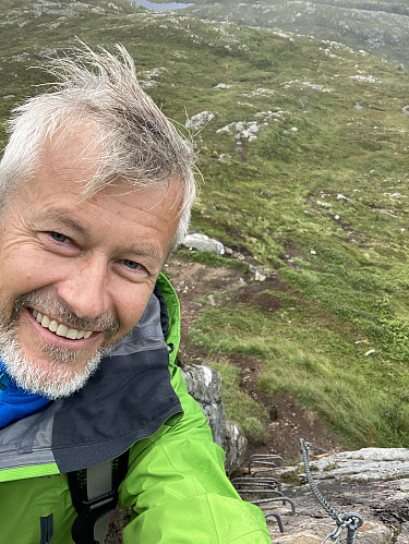 På det vanskeligste punktet er det boret inn jern og lagt ut kjetting
