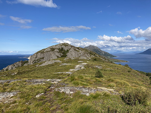 Det er noe eget med å gå på slike fjellrygger ute i havgapet.