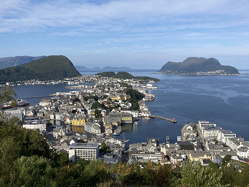 Ålesund by fotografert fra utsiktspunktet ved restauranten