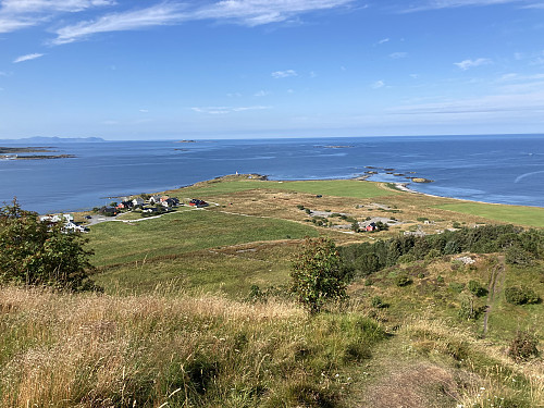 Snart oppe på toppen. Parkeringsplassen ses til venstre i bildet