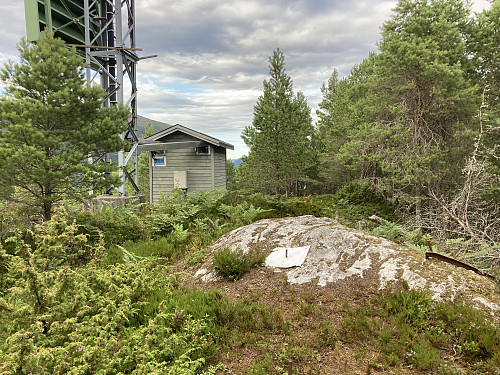 Ved toppunktet står det også en radiomast med tilhørende hytte.