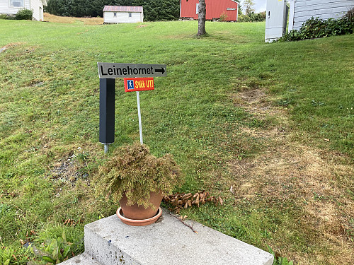 Hyggelig merking fra p-plassen. Stien går rett over tunet på garden her.