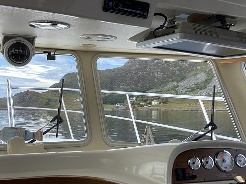 Vi nærmer oss kaia på Skorpa med den store og flotte båten til Runar