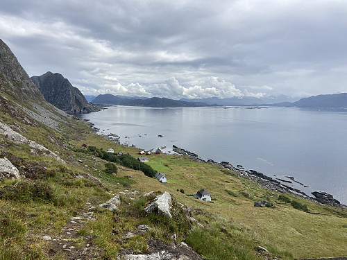 På vei opp på ryggen med utsikt tilbake mot feriehusene og kaia