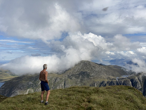 Skyene kommer og går på naboøya i øst, Nerlandsøya.