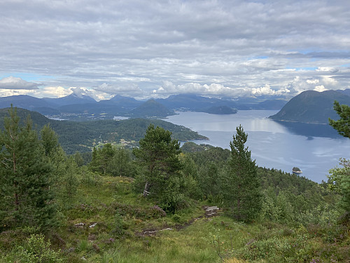 Utsikt tilbake fra stigningen opp mot Meraftafjellets fortopp
