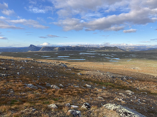 Utsikt sørover mot Bitihorn fra stigningen opp til Fisketjernnuten
