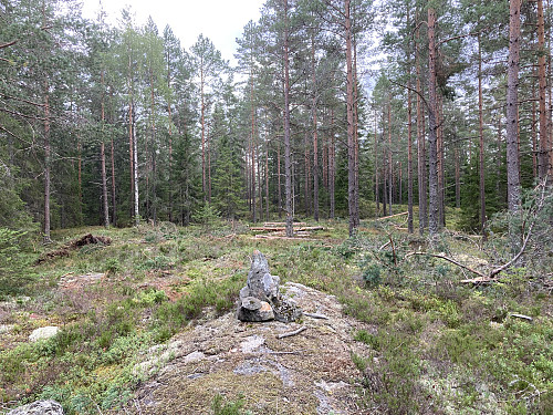 Nordtoppen på Kukollen er markert med en varde, hovedtoppen ses så vidt i bakgrunnen