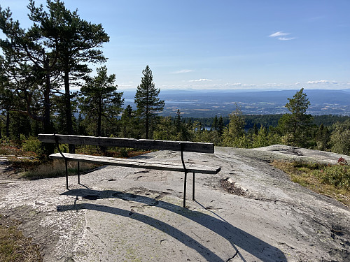 Flott utsiktspunkt med hvilebenk underveis til toppen av Ringkollen