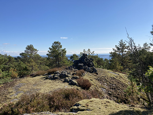 Østtoppen på Storefjell er den høyeste men kommer litt i skyggen for nabotoppen som ligger 100 meter vest.