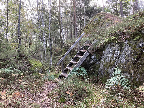 En liten trapp er til fin hjelp underveis til Langøybratten