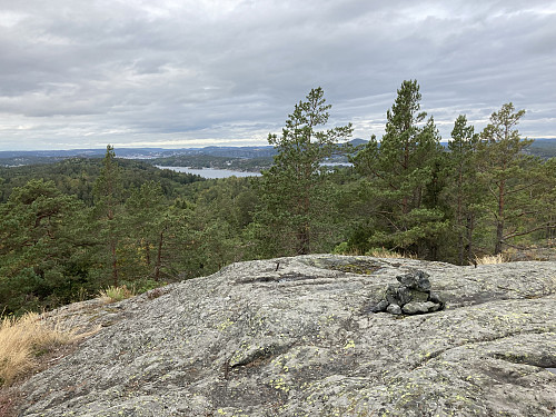 Utsikt fra Fløyfjellet (103 moh) som ligger omtrent midt på øya.