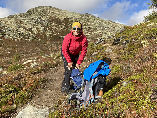 Cecilie koser seg i godt høstvær med Karihaugen i bakgrunnen.