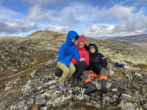 Posering ved utsiktsvarden. Varden på Karihaugen ses i bakgrunnen