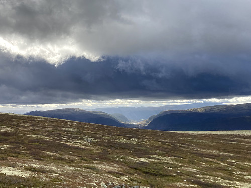 Stilige skyer med solstråler ned til Otta sentrum