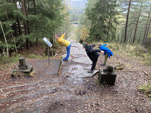 Demonstrasjon av Kongsbergknekken der hvor det gamle ovarennet har stått. Herfra er det bygget flott sherpatrapp som fører rett ned til Liastua.