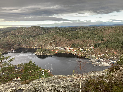 Fin utsikt over Søndeled fra utsiktspunktet før toppen.