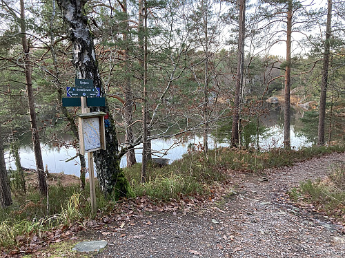 Det er gode stier og mange skilt i Bymarka nord for Kristiansand