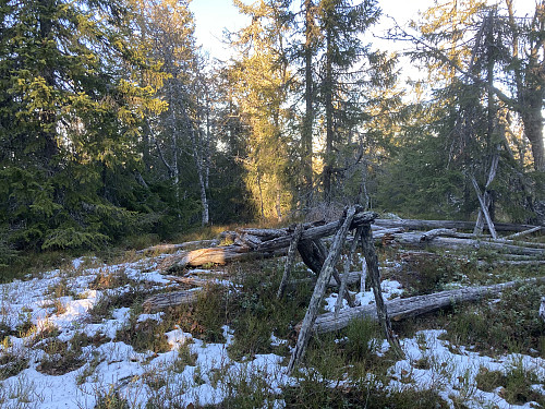 Rester etter trigpunkttårnet som har stått på Glåmhaugen