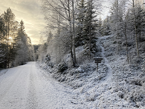 Jeg fulgte skiltet sti opp fra veien ved parkeringen