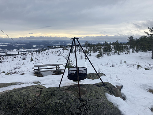 Denne toppen innbyr til å bli en stund, både med fasiliteter og utsikt!