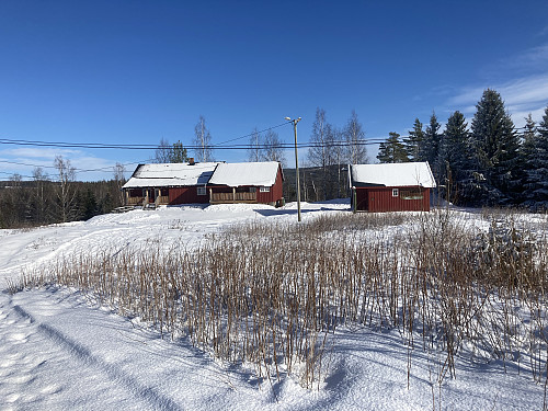 Det er fint å parkere ved skihytta NØ for toppen.