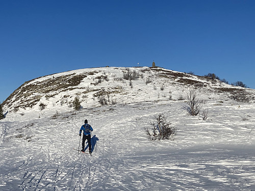 Den siste stigningen egner seg ikke så godt med tynne racingski...