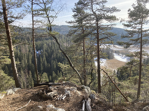 Flott utsiktspunkt som jeg passerte på vei til Rudskulen. Her ser vi rett over mot Bergeråsen.