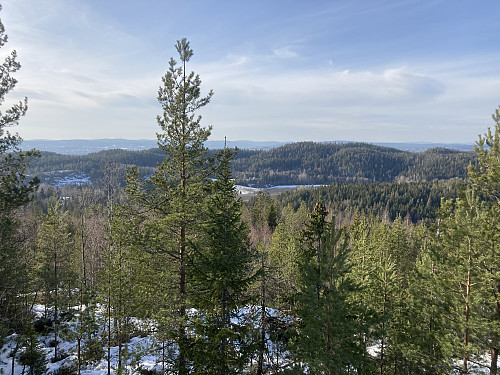 Fin utsikt fra utsiktspunktet nord på Bergeråsen. Til høyre bak i bildet ser vi Nordre Jølsenåsen som den høyeste åsen, med Rudskulen fremfor denne.