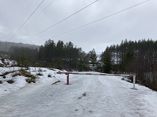 Skogsveien var isete allerede fra bommen, og vedvarte hele veien opp til snuplassen