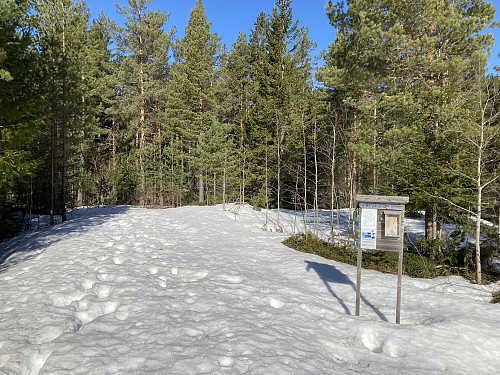 Mye snø igjen fra starten av turen like ved parkeringen sør for Hovdefjell