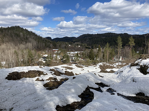 Snøfylt sti i starten på turen opp mot Ubergfjellet