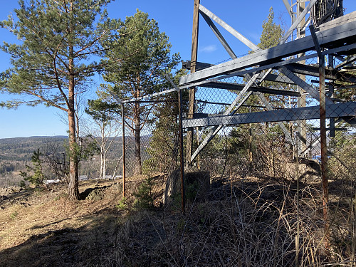 Selve toppunktet ligger under gjerdet til antennemasta på toppen