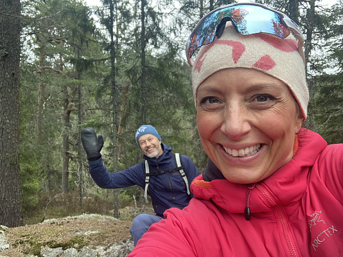 Cecilie med linselus i bakgrunnen