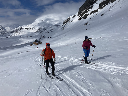 Geir og Kristoffer i godt driv på vei opp stigningen fra Upsetedalen