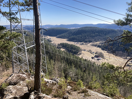 Fin utsikt og forholdsvis bratte omgivelser på vei opp til Dalskufjell i Skien