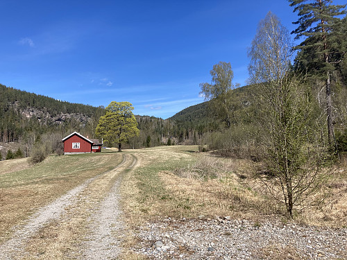 Der hvor blåstien startet ligger det en velstelt og flott seter.