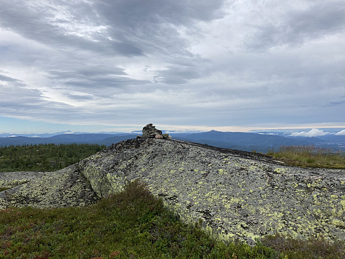 Evjuseterfjellet med Jonsknuten bak til høyre i bildet