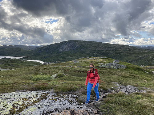 På vei oppover mot Grunnalonheia med Skoræ i bakgrunnen