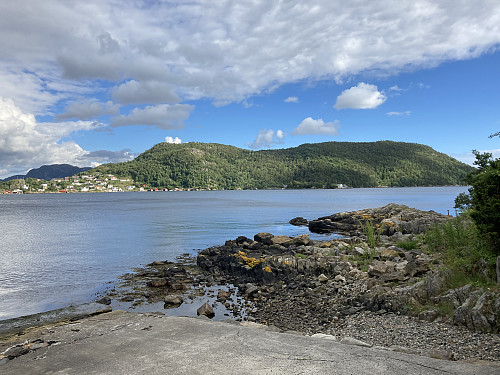 Fra ferjekaia på Abelnes ser vi hele Andabeløya. Brendøyknuten er bak til høyre på øya.