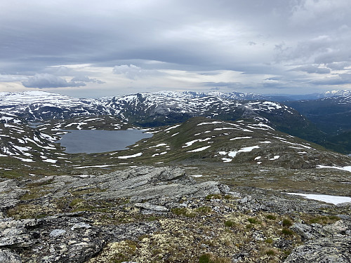Utsikt NV fra oppstigningen til Øykjafonn. Fagerdalsvatnet til venstre i bildet