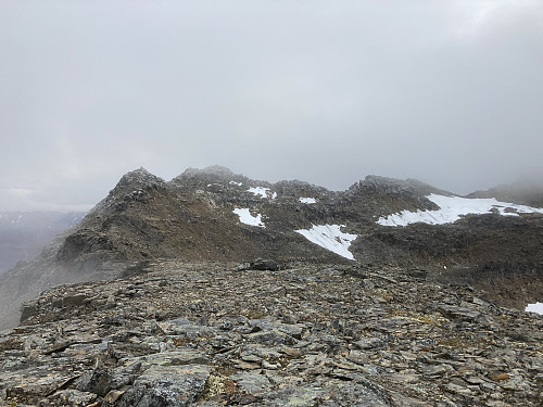 Fra nordtoppen mot Løksetinden som er topp nummer to fra venstre