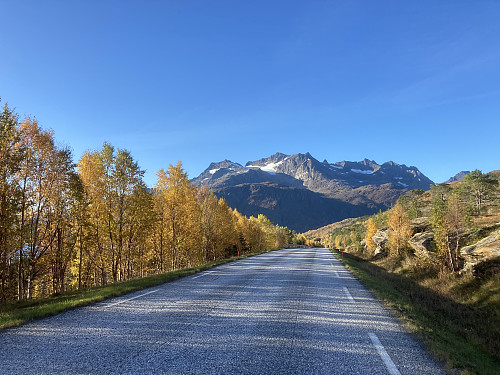 Fra veien langs Salangen ses toppen av Langlitinden godt over snøflekken midt i bildet