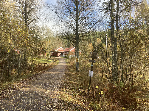 Stien passerer rett forbi Sandbakken th