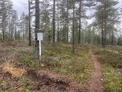 Dette skiltet står noen hundre meter NØ for selve toppen